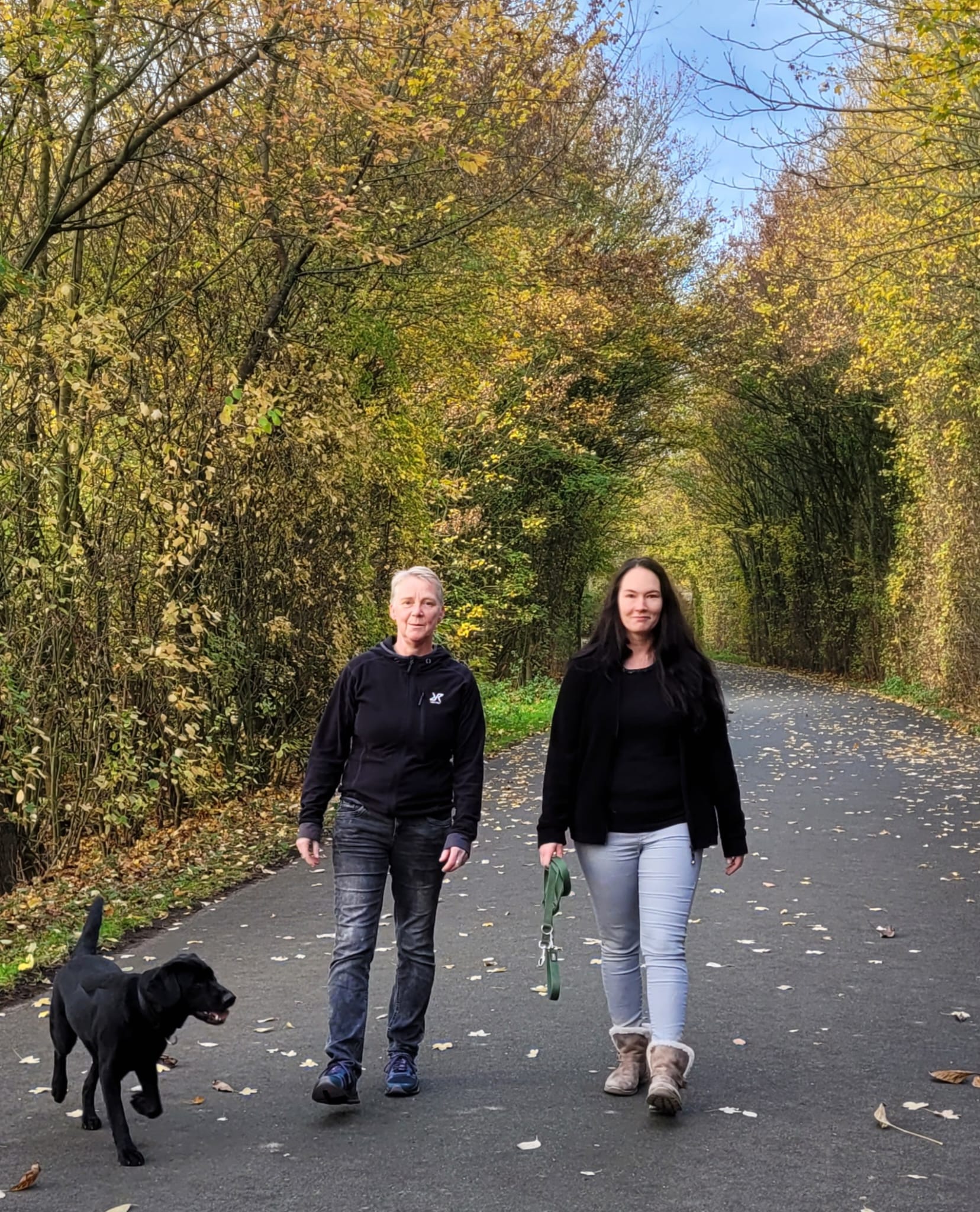 Tanja Rauber und Samira Rixner beim Spaziergang in der Natur - Senioren-Alltags-Unterstützung in Wesel